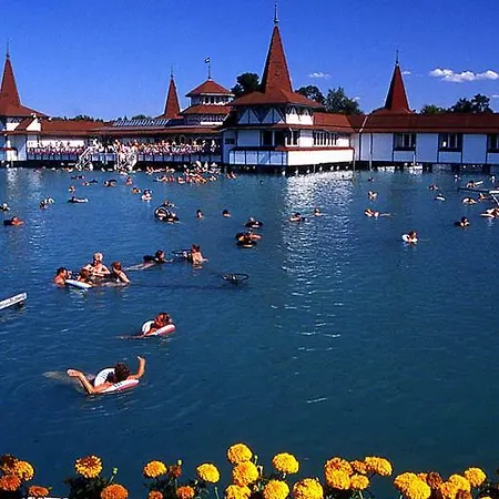 Grill Garten Vendeghaz ゲストハウス 3*